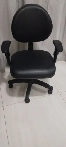 Cadeira escritório com suspensão funcionando