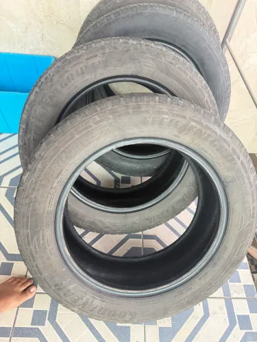 Pneu meia vida Goodyear 215/60R17 R$ 150 cada São 4 interessados *80