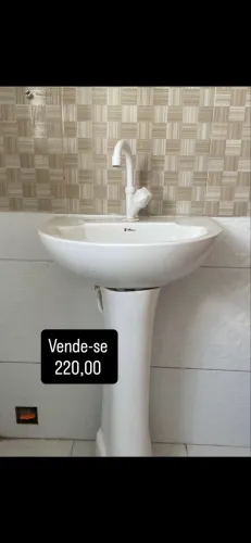 Pia com coluna e torneira