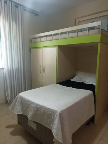 Cama e armário