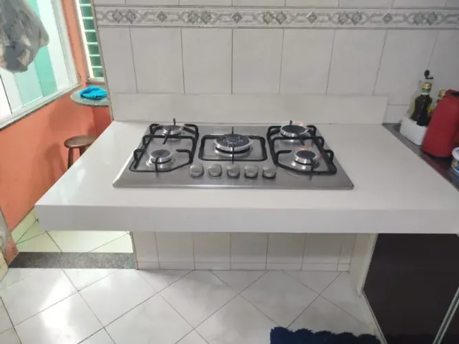 Cooktop inox + Bancada Branca de Quartzo