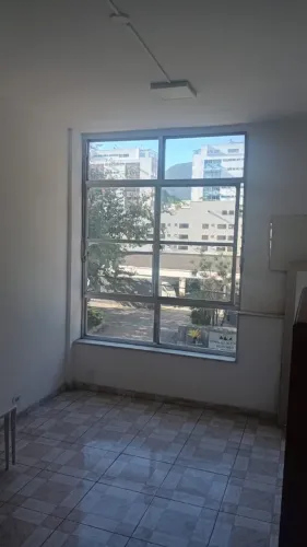 Sala a venda na rua Marques de São Vicente 200.000,00
