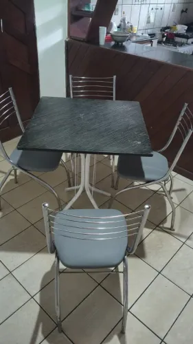 Mesa com as cadeiras . Esta bom estado
