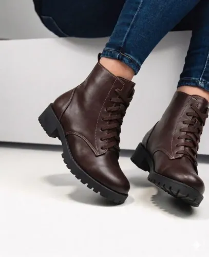Bota Couro Sintético - R$ 120