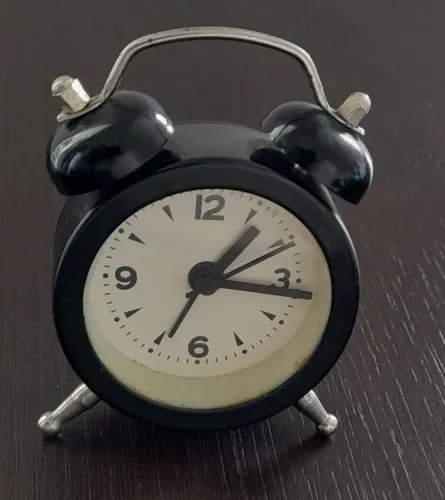 Relógio despertador aço a bateria mini retro antigo preto