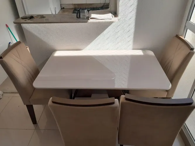 Mesa de jantar com 04 cadeiras estofadas