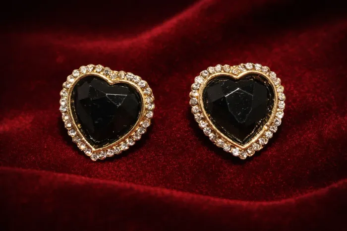 Brincos Black Heart by Nefertari