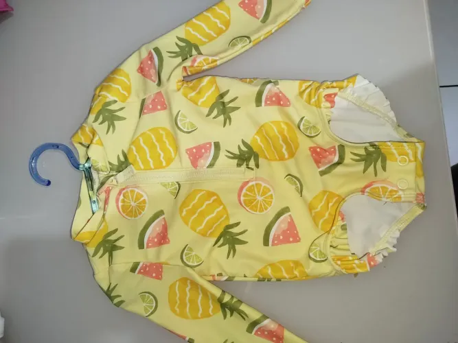 Roupa de banho para bebê menina UV Praia e piscina . Lindo chapéu com forro .