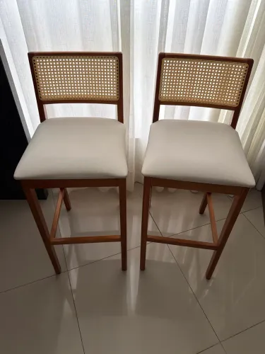 02 Banqueta com Telinha Loli em Madeira Maciça de Eucalipto cor Mel Tecido Linho Rustico