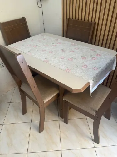 Mesa com quatro cadeiras