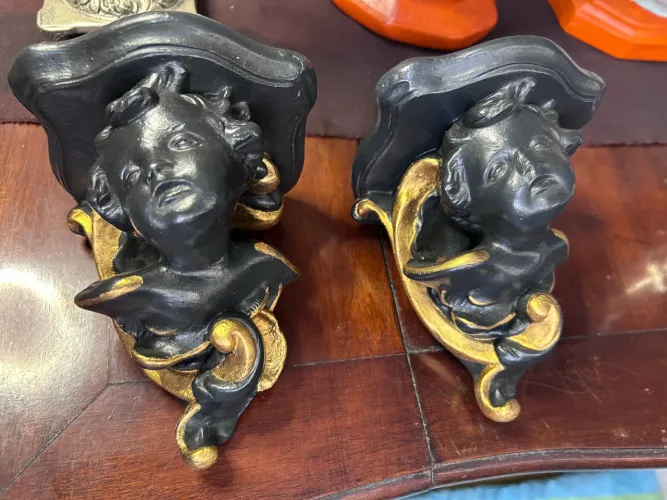 Par de peanhas na cor escura com dourado
