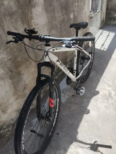 Bike aro 29; Semi nova, boa toda; nota fiscal em mãos. Vai com suporte para celular e ...