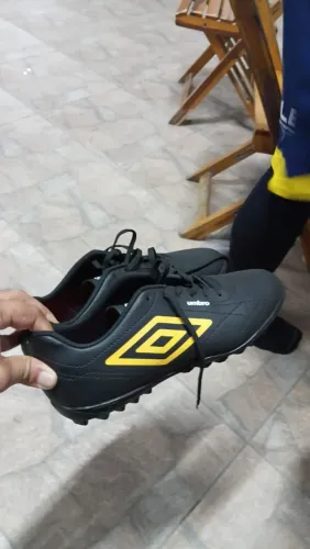 Chuteira umbro nova.