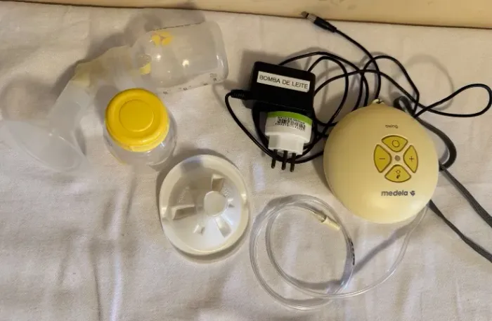 Bomba Extratora de Leite Elétrica Medela Swing + Acessórios e Bolsa - USADO