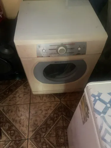 Secadora de roupas em bom estado 