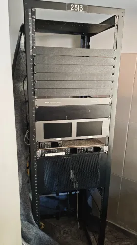 Rack Servidor de Chão Padrão 19 Polegadas Aberto "sem os equipamentos da foto"