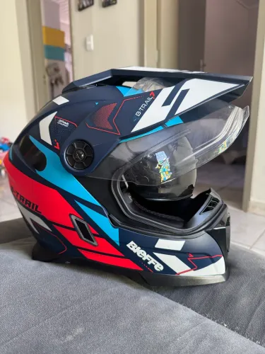 Capacete com viseira solar moto