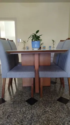 Mesa com 4 cadeiras