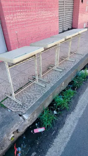 Mesa escolar usada em boas condições