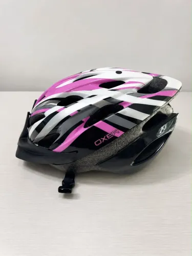 Capacete de ciclismo oxer Rosa, preto e branco.