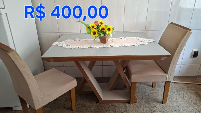 Mesa de 4 Lugares Viggore em perfeito estado. 1,20 x 0,90 Tampo de vidro branco. Só 2 cade