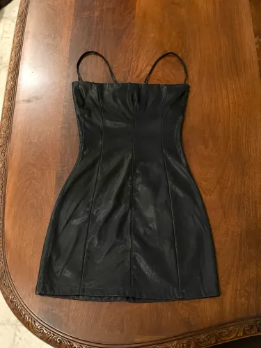 Vestido Preto Tubinho em Couro