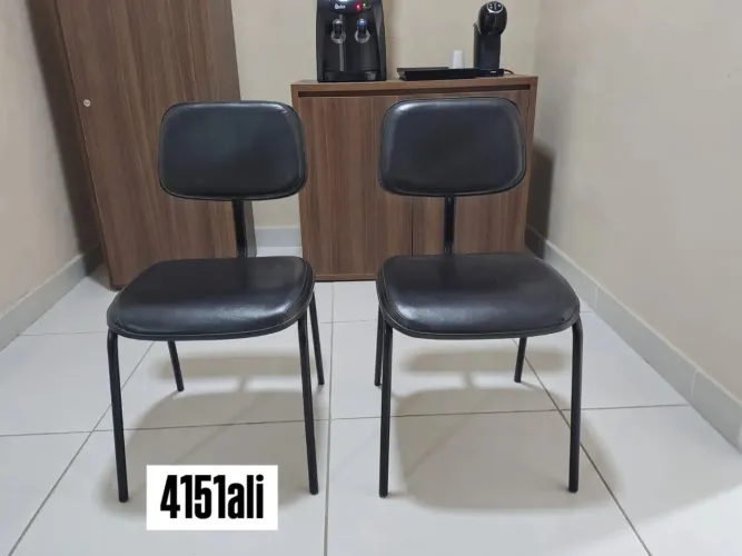 Cadeiras de pés fixos, duas unidades.