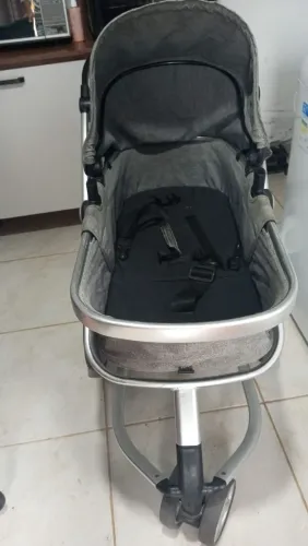 Vendo dois carrinhos de bebê