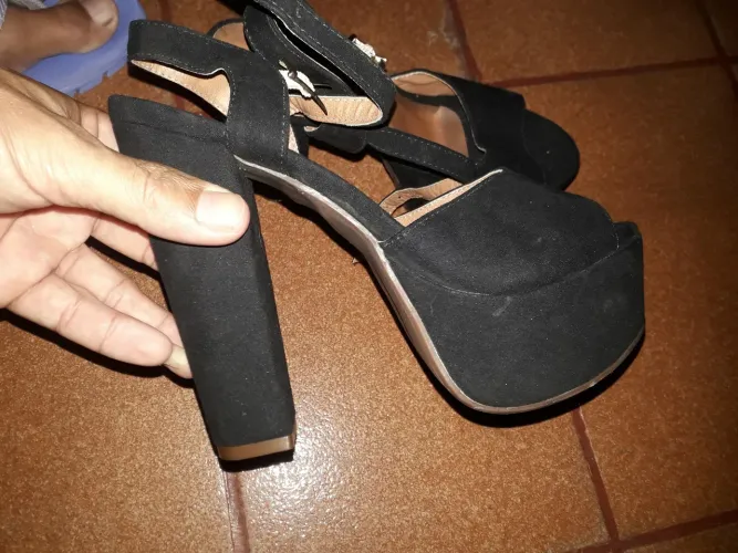 VENDO ESTA SANDALHA FEMININA DE SALTO N 35 ANA LUIZA PREÇO DE DESAPEGO BUSCA AQUI PAMPULHA
