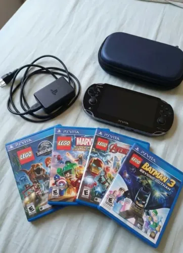 PlayStation Vita PS Vita Impecável + 4 Jogos LEGO em Mídia Física + Capa e Carregador