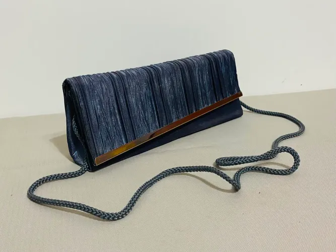 Bolsa Clutch Festa Azul Marinho Plissada Com Alça E Dourado