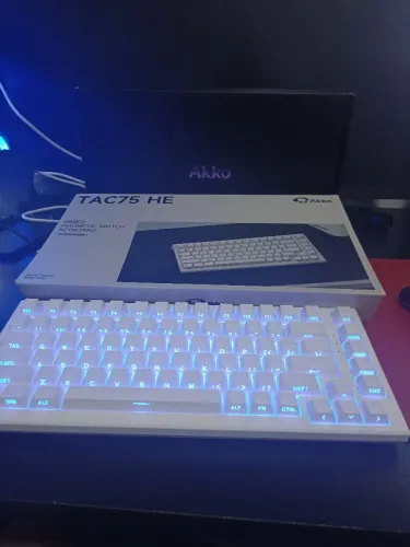Teclado magnético akko 75 he branco