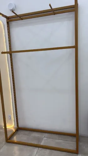 Expositor de roupas para loja