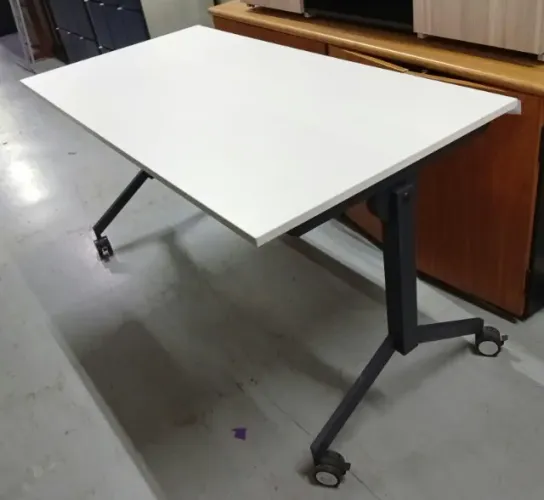 Mesa Com Pé de Ferro Dobrável e Rodízios Para Escritóriio