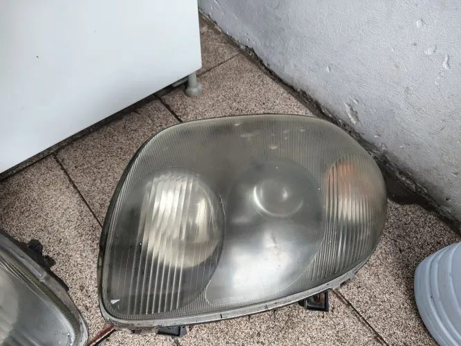 Farol lado esquerdo Renault Clio 2003.
