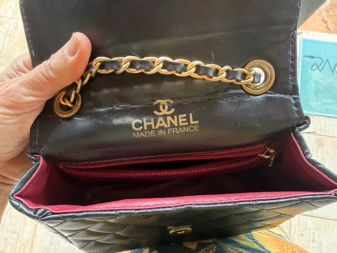 Bolsa Preta Matelassê Estilo Chanel com Corrente Dourada - Linda e Elegante