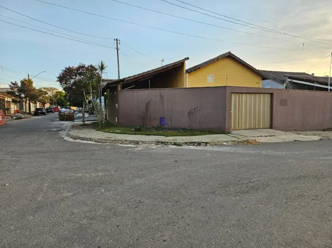 VENDE-SE CASA NO CENTER VILLE