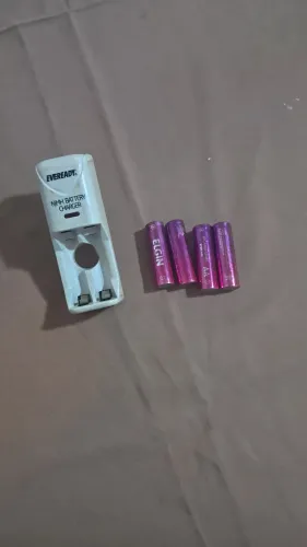 Carregador e pilhas recarregáveis 