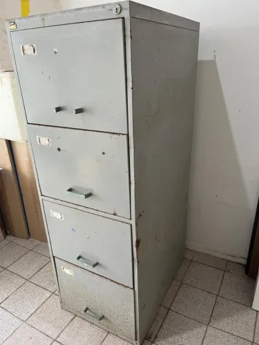 Arquivo de aço 4 gavetas. R$ 100,00