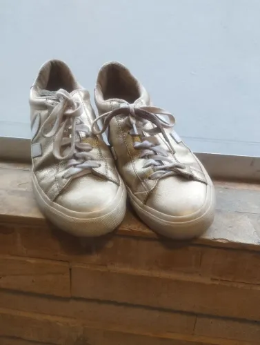 Tênis Vert dourado e branco 
