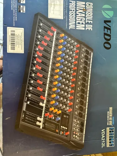 Mesa de som 12 canais na caixa