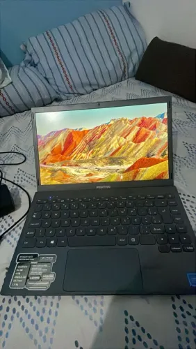 Vendo notebook positivo, com algumas marcas de uso funcionando perfeitamente