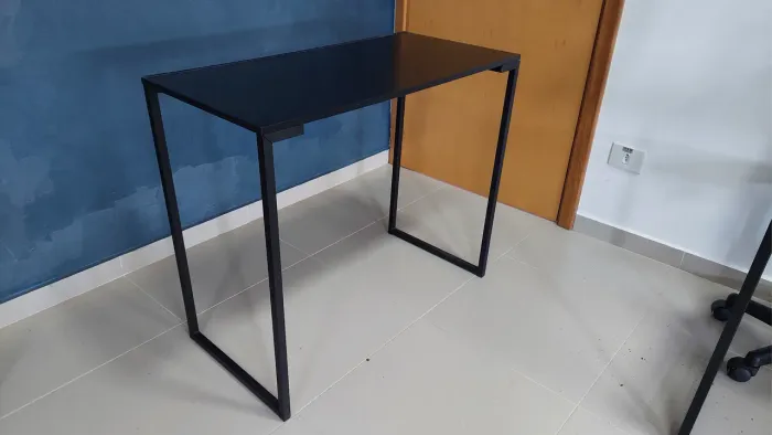 Mesa de Escritório MDF laqueado com pés metálicos estilo industrial
