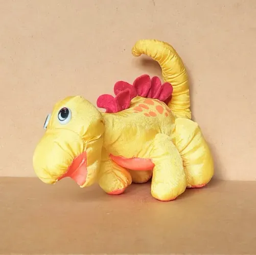 brinquedo - pelúcia dinossauro estegossauro amarelo laranja (usada)