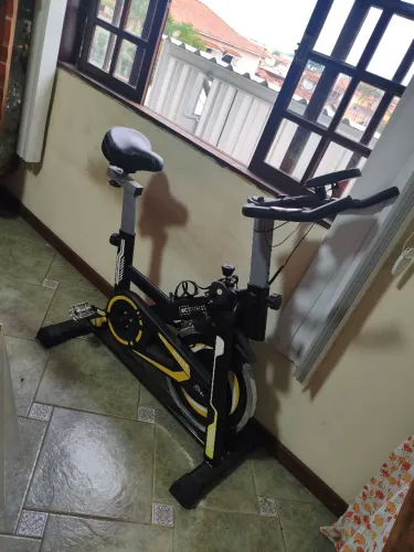 Bicicleta Ergométrica Spinning WCT Fitness com Regulagem de Carga e Monitor