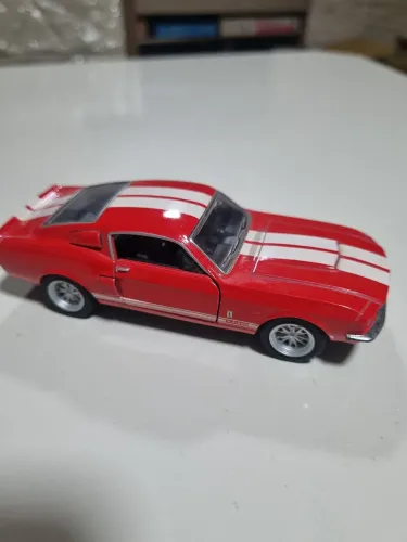 Miniatura Ford Mustang Shelby GT-500 1967 da Kinsmart