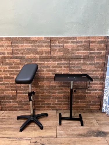 Apoio de braço reclinável + mesa de apoio para tatuagem