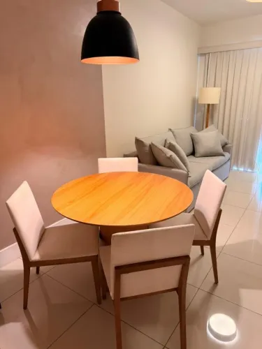 Mesa de jantar redonda com quatro cadeiras.