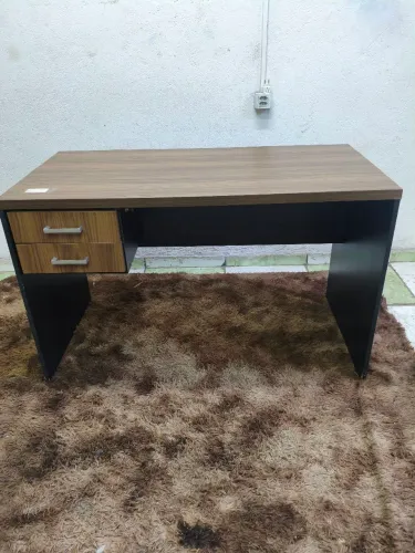 Mesa Usada para Estudos - Com Gavetas