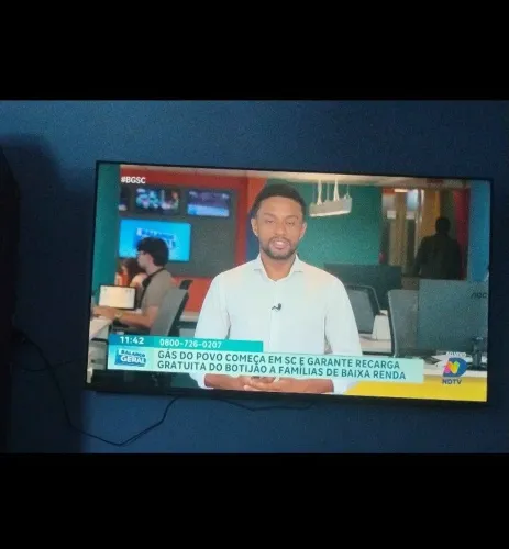 Vendo tv 58 hisense polegadas 
